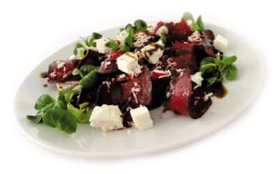 Carpaccio (karpáčo) z červené řepy se sýrem feta, polníčkem a křenem