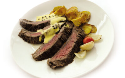 Flank steak v citronové marinádě (bramborové lupínky a pepřová majonéza)