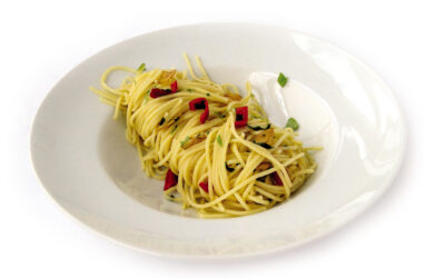 Spaghetti s olivovým olejem, česnekem a feferonkou (aglio olio e peperoncino)