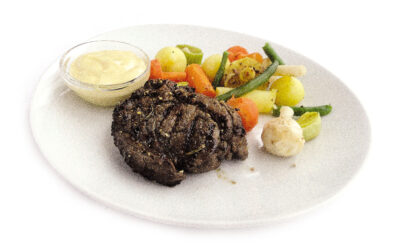 Steak z jeleního krku v hořčicovo-medové marinádě (zámecká zelenina a dijonská majonéza)